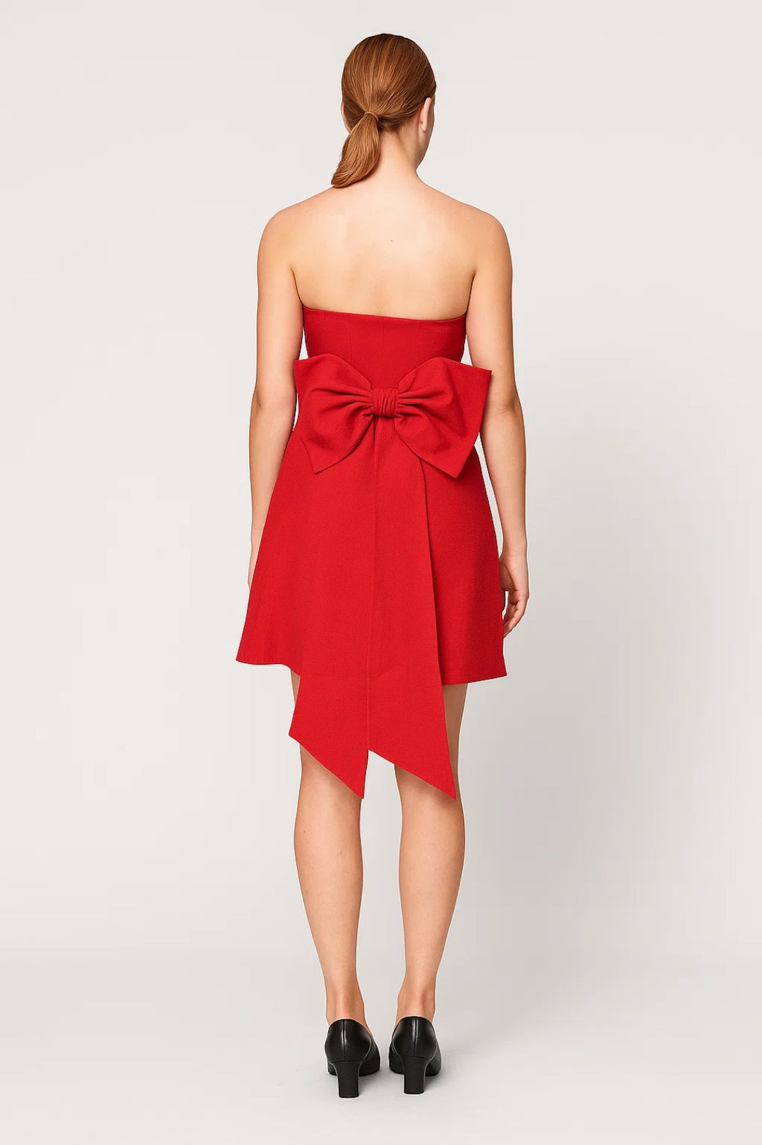 Sarah | Kurzes rotes trägerloses Kleid | Schleifendetail auf der Rückseite | Elegante und strukturierte Passform