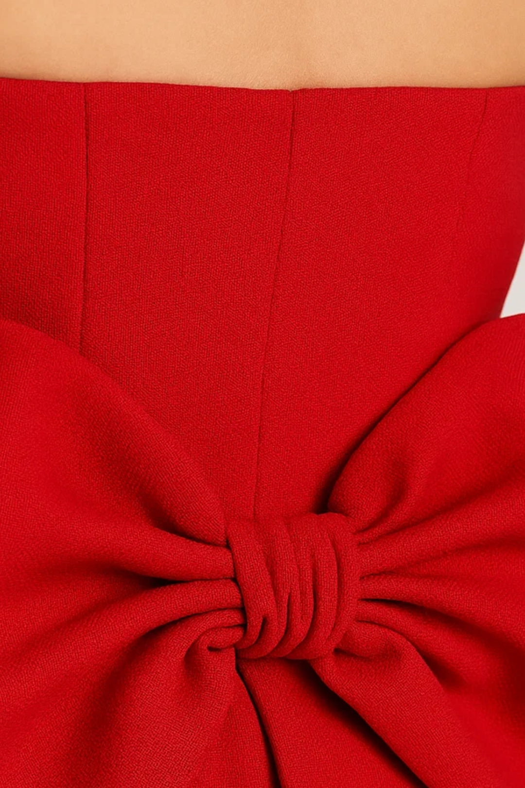 Sarah | Kurzes rotes trägerloses Kleid | Schleifendetail auf der Rückseite | Elegante und strukturierte Passform